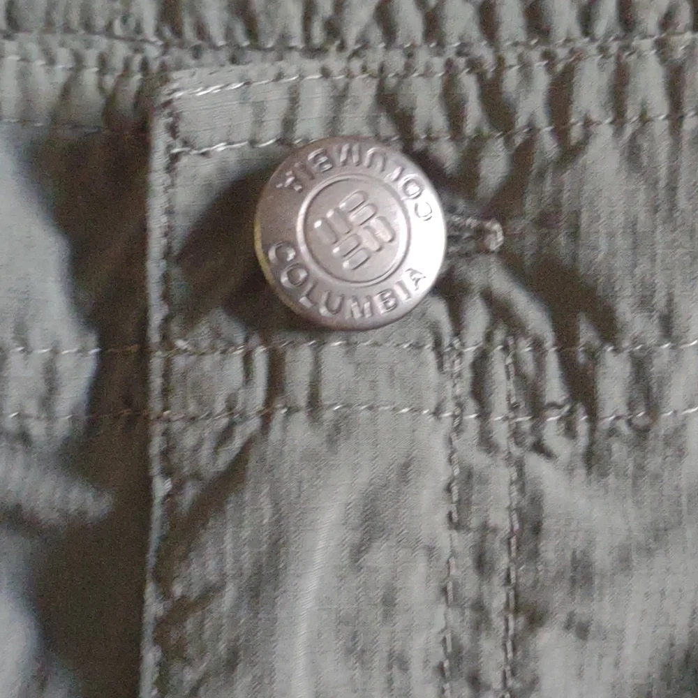 Columbia Men's shorts. Size 34W 10L Green khaki‎ Omni-shade